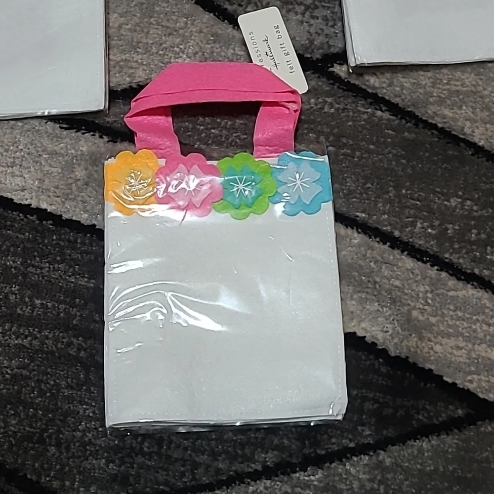 HALLMARK EXPRESSIONS FLOWERS 💐 TOP FELT FABRIC REUSABLE LOT 8 BAGS